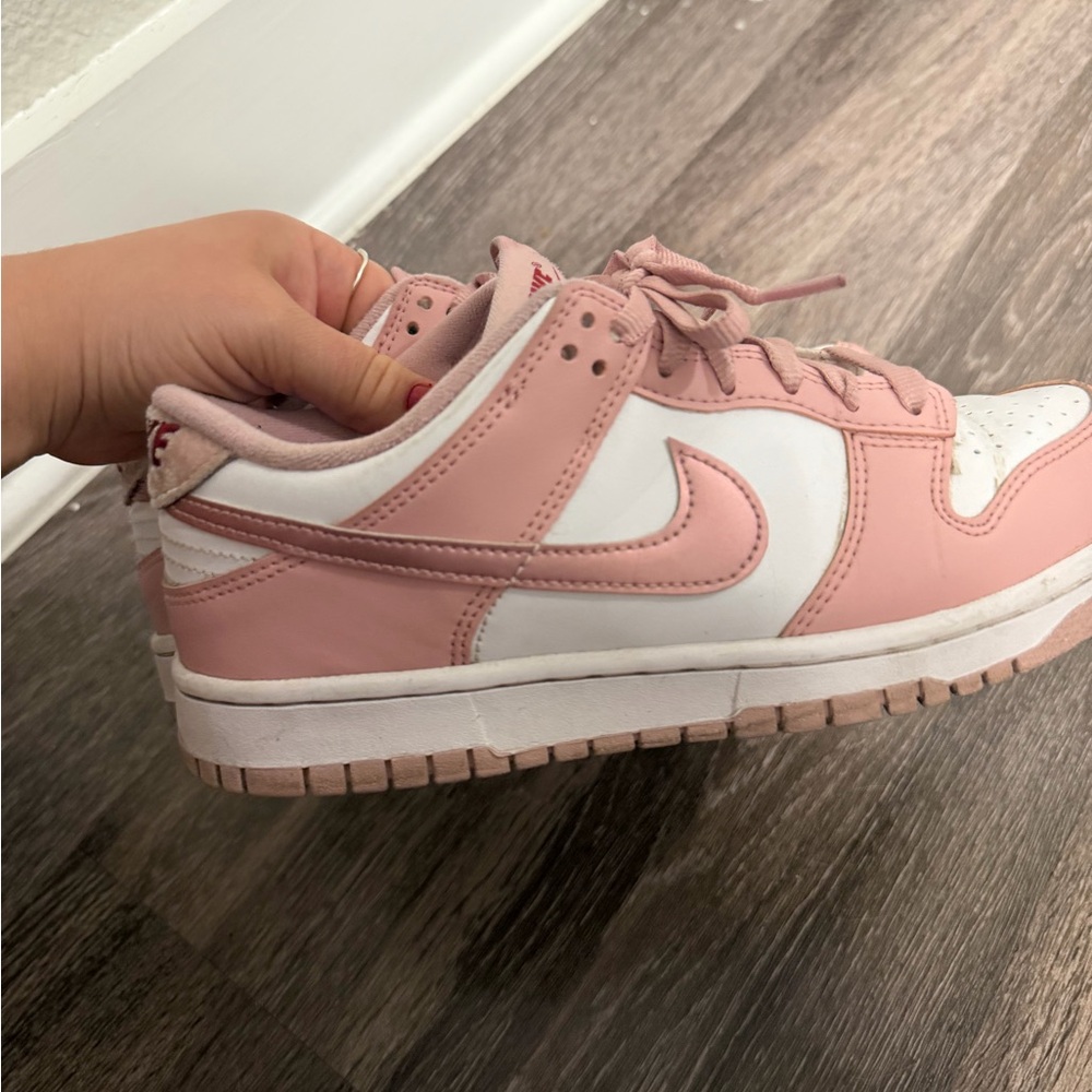 Nike Low-Top Sneakers in Dusty Pink and Red Logo - Picture 4 of 7
